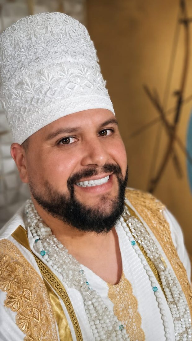 Babalorixá Bruno Hilário de Oxalá, paramentado de branco e dourado