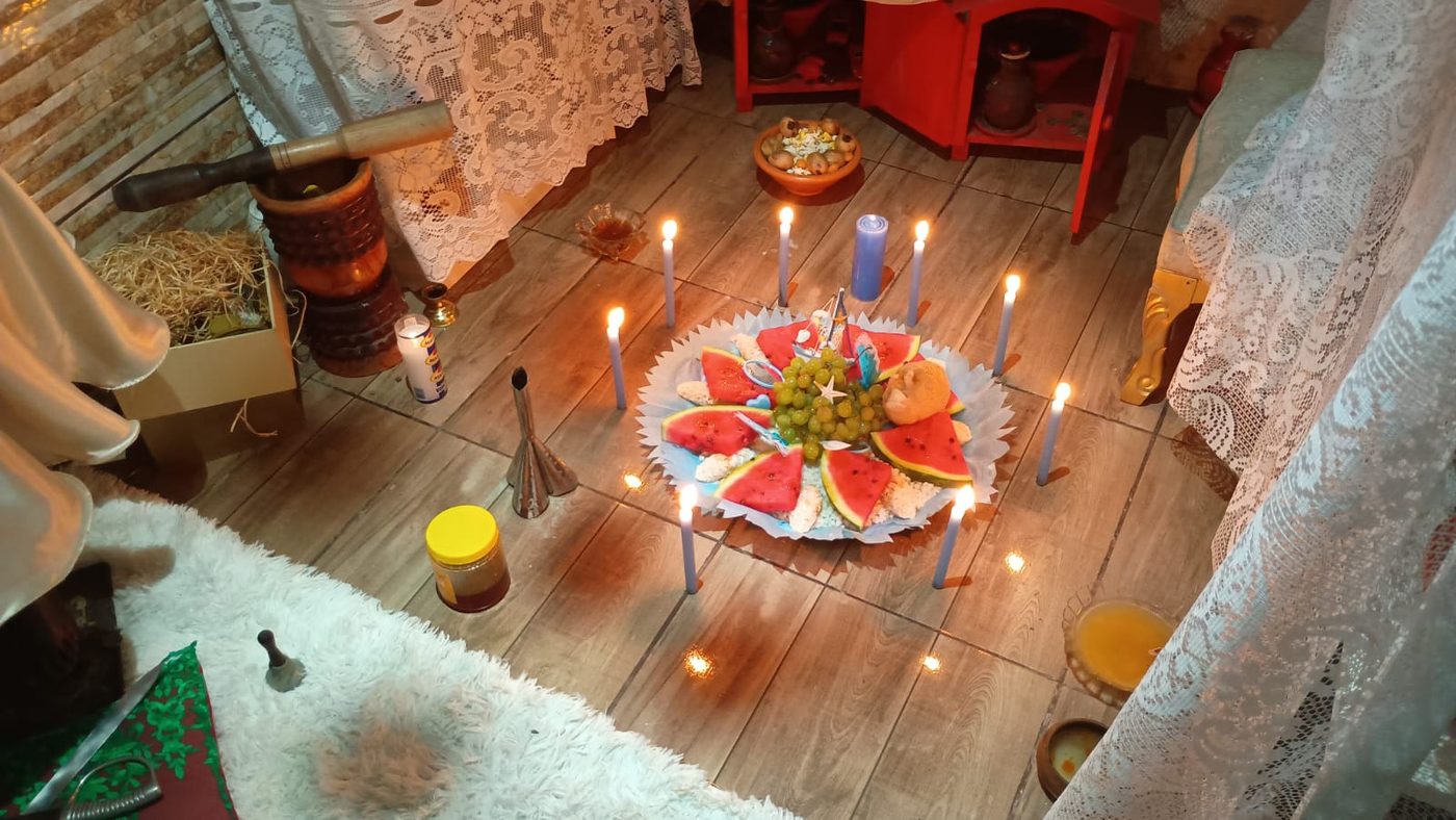Altar com velas e oferendas