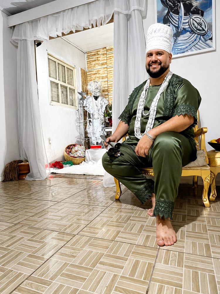 Bruno no terreiro, junto ao assentamento de Oxalá