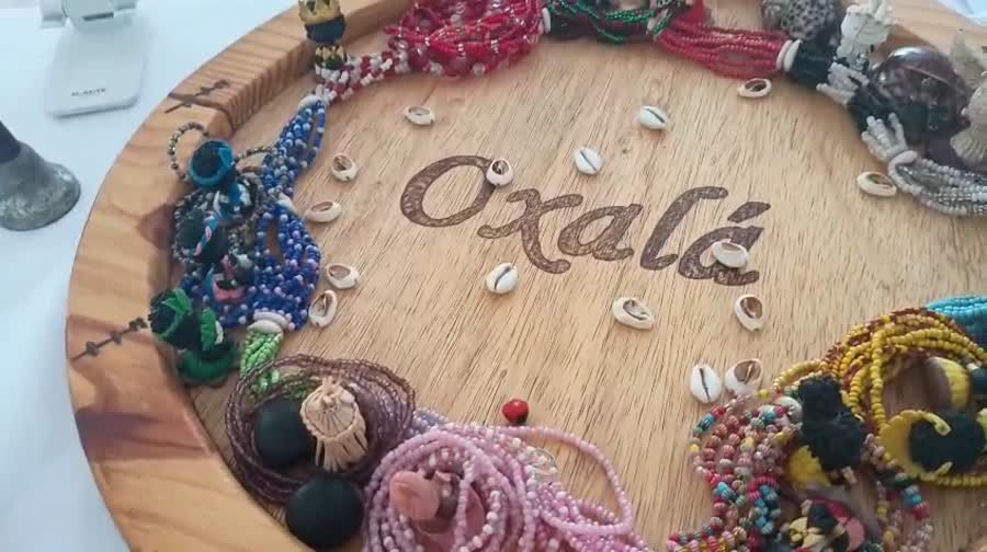 Tabuleiro de Oxalá com búzios e guias
